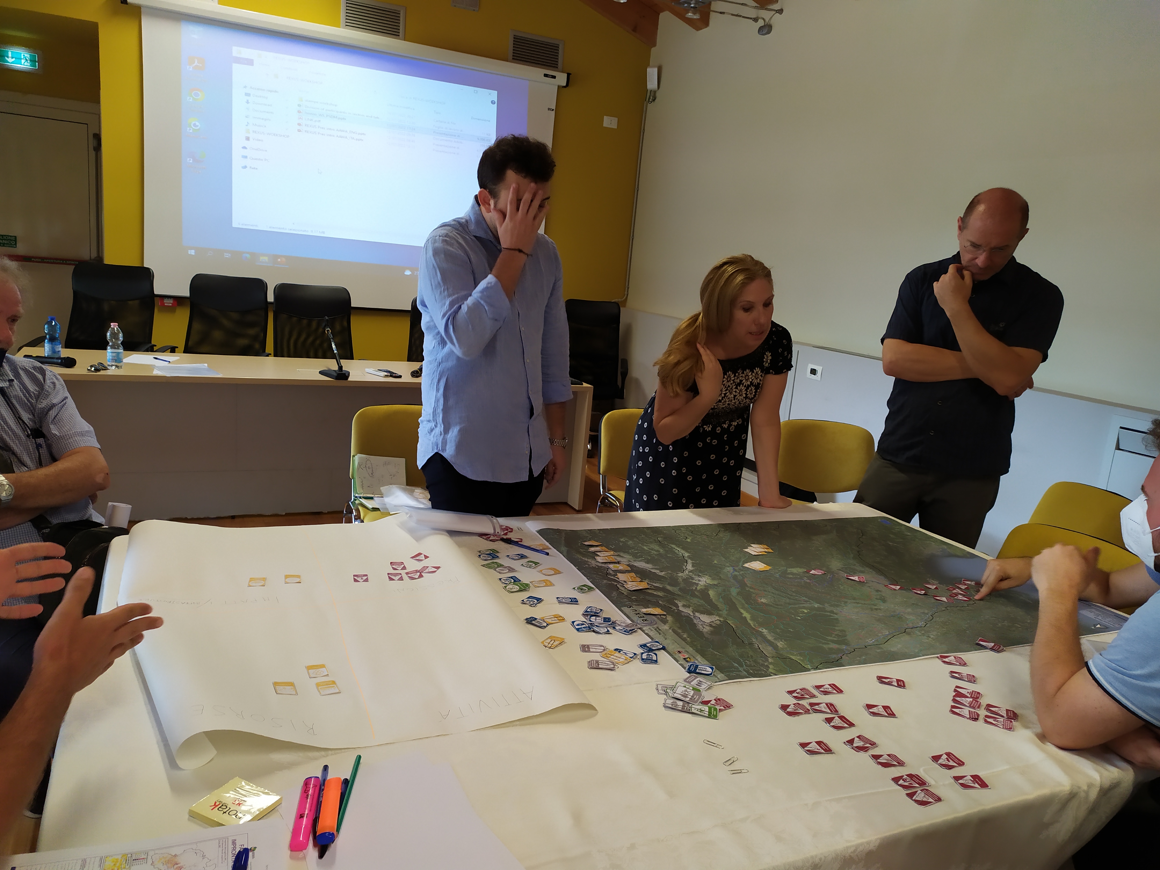 svolgimento del participatory mapping in uno dei tre tavoli